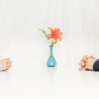 向かい合う男女