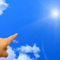 空を指さす